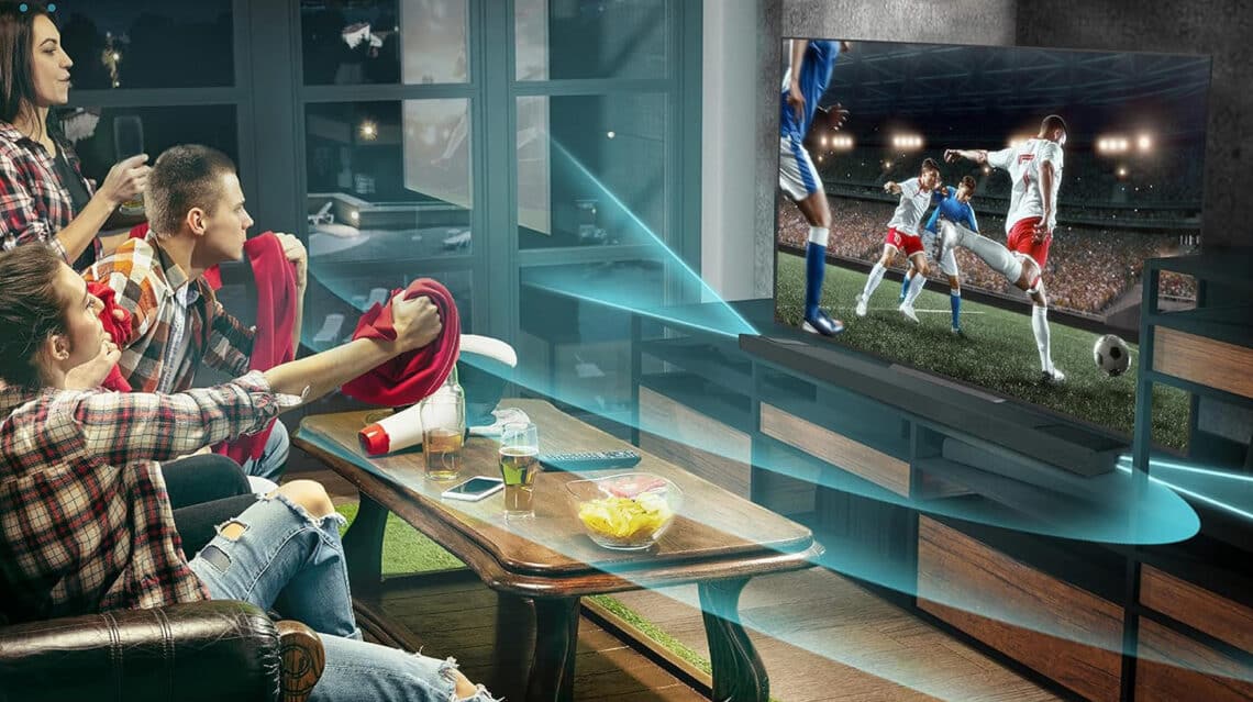 Des amis passionnés de football profitent d'une expérience immersive grâce à une barre de son Sony, qui diffuse un son puissant et réaliste, les plongeant au cœur de l'action sur leur écran de télévision.