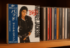 Édition limitée japonaise de CD avec OBI strip visible, présentée dans un environnement de collection audiophile.