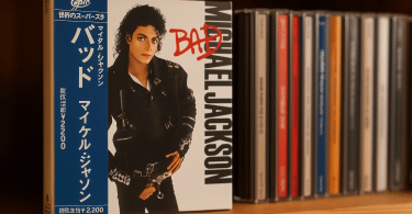 Édition limitée japonaise de CD avec OBI strip visible, présentée dans un environnement de collection audiophile.