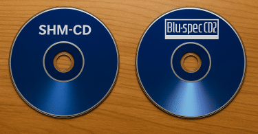 Deux CD japonais audiophiles posés côte à côte, illustrant les formats SHM-CD et Blu-spec CD2.