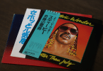 Vinyles japonais d’occasion avec OBI et codes matriciels visibles sur le run-out.