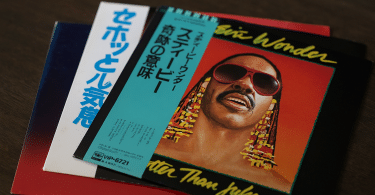 Vinyles japonais d’occasion avec OBI et codes matriciels visibles sur le run-out.