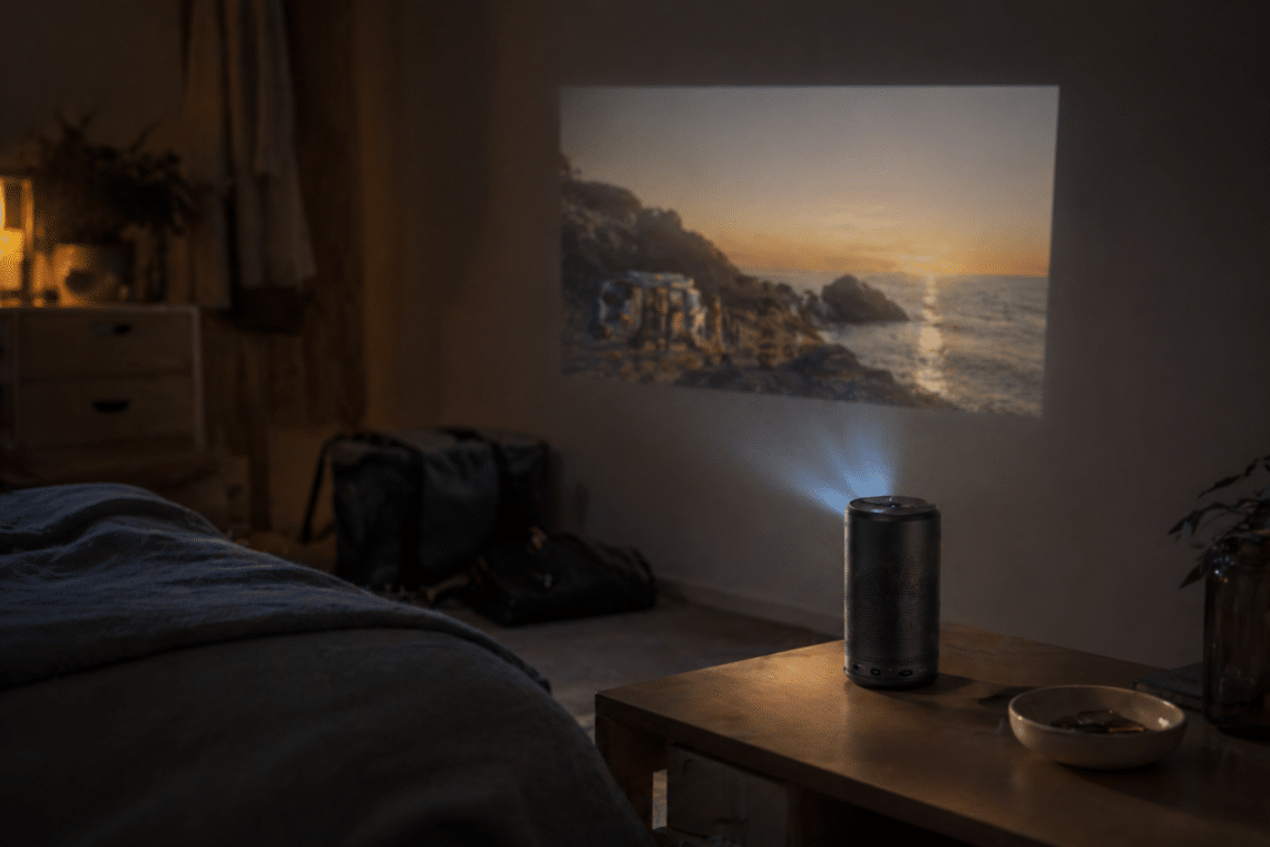 Nebula Capsule 3 posée sur une table de chevet dans une pièce sombre avec une projection modérée sur un mur clair