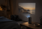Nebula Capsule 3 posée sur une table de chevet dans une pièce sombre avec une projection modérée sur un mur clair