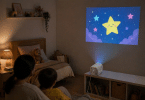 Mini vidéoprojecteur PHILIPS NeoPix 130W posé dans une chambre familiale, projetant un dessin animé sur un mur le soir