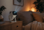 Mini vidéoprojecteur PHILIPS NeoPix 250 Smart posé sur un meuble bas et incliné vers un mur dans une chambre