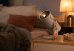 XGIMI MoGo 4 posé sur un meuble dans une chambre assombrie, orienté vers un mur pour projeter un film