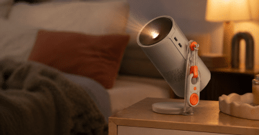 XGIMI MoGo 4 posé sur un meuble dans une chambre assombrie, orienté vers un mur pour projeter un film