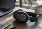 Bowers & Wilkins Px7 S3 posé sur un bureau moderne avec ordinateur portable, carnet et tasse en arrière-plan