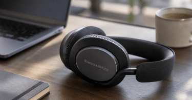 Bowers & Wilkins Px7 S3 posé sur un bureau moderne avec ordinateur portable, carnet et tasse en arrière-plan