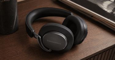 Bowers & Wilkins Px8 S2 posé sur un meuble en bois dans un environnement domestique