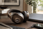 Casque Focal Bathys MG posé sur un bureau à côté d’un ordinateur portable et d’un smartphone, dans une ambiance d’écoute premium à la maison