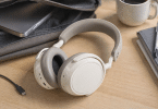 Sennheiser Momentum 4 Wireless posé sur une table avec câble USB-C et sac ouvert, dans un environnement de travail ou de déplacement
